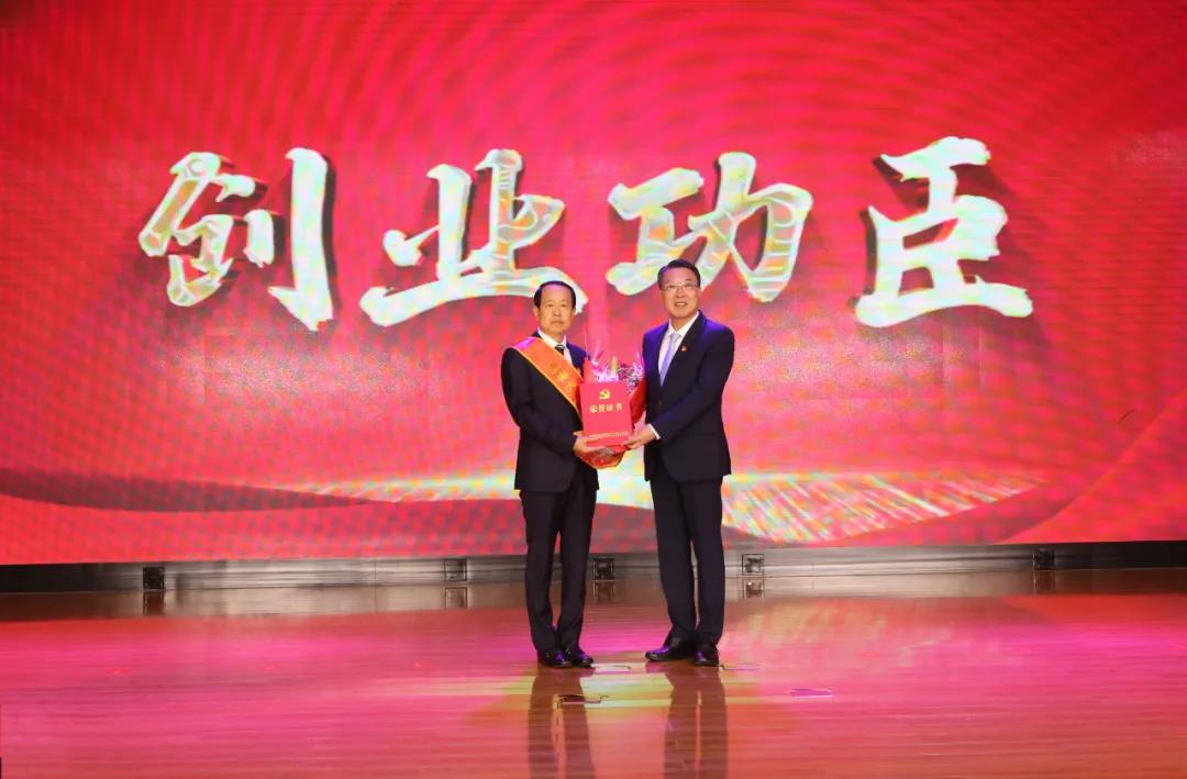 聯(lián)橋集團(tuán)黨委書記、董事長慕镕鍵被授予威海高新區(qū)建區(qū)30周年十大“創(chuàng)業(yè)功臣”稱號