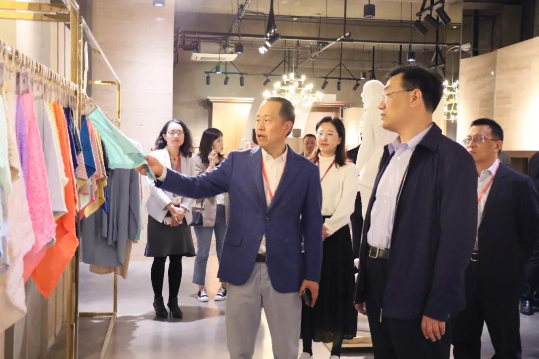 高新區(qū)黨工委委員、紀工委書記王役兵到聯(lián)橋集團調(diào)研