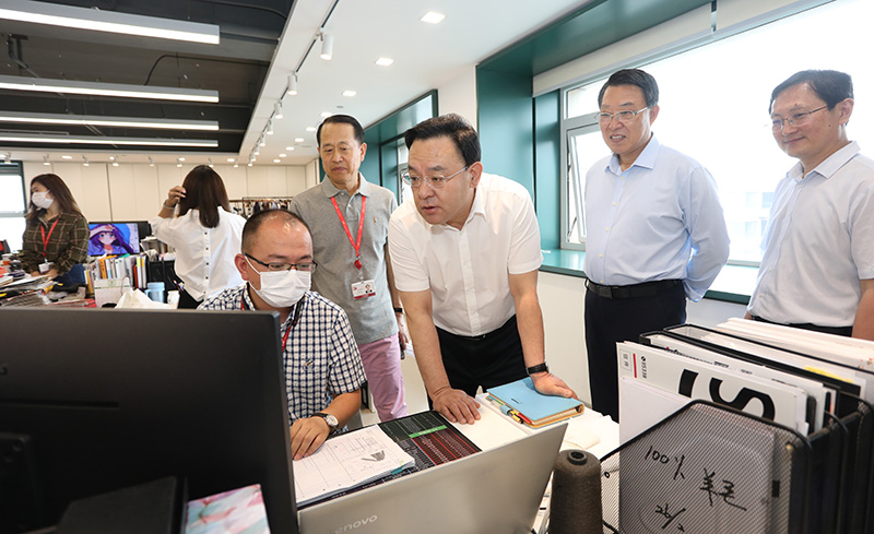 威海市委副書記、代市長(zhǎng)閆劍波到聯(lián)橋集團(tuán)調(diào)研